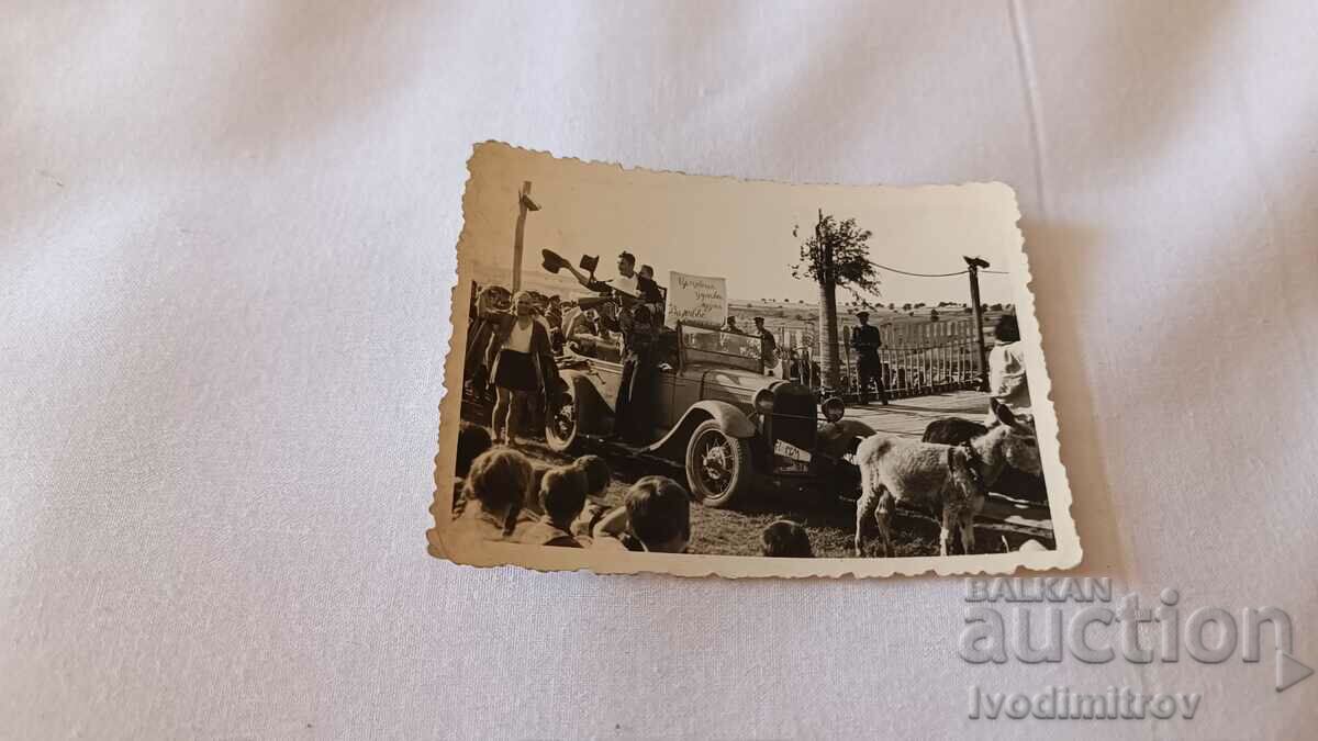 Fotografie Trupă de circ călătoare cu o mașină retro. cu nr de reg. B 67