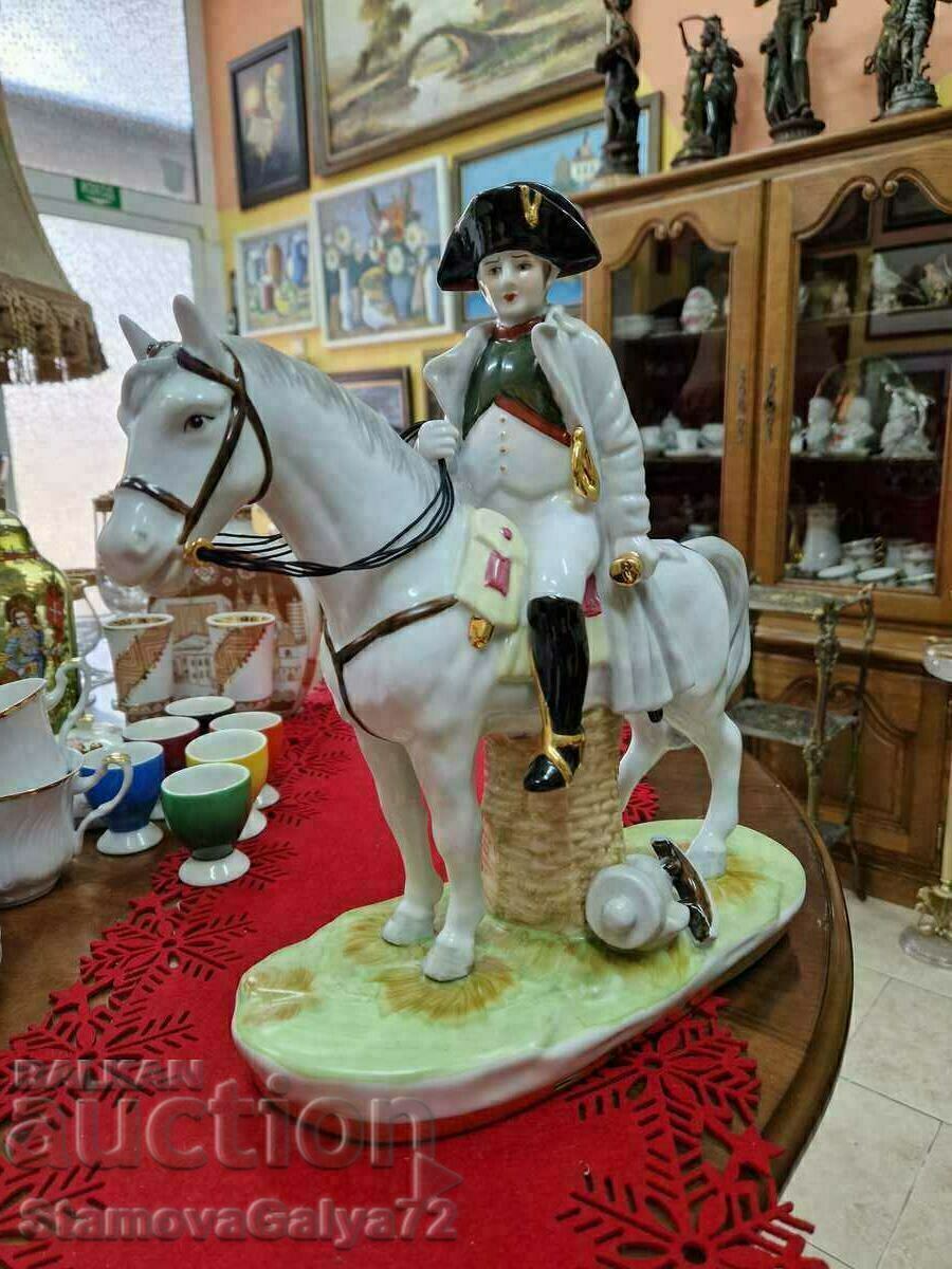 Licitație O figură antică rară de porțelan mare Licitație O figură antică rară de porțelan mare