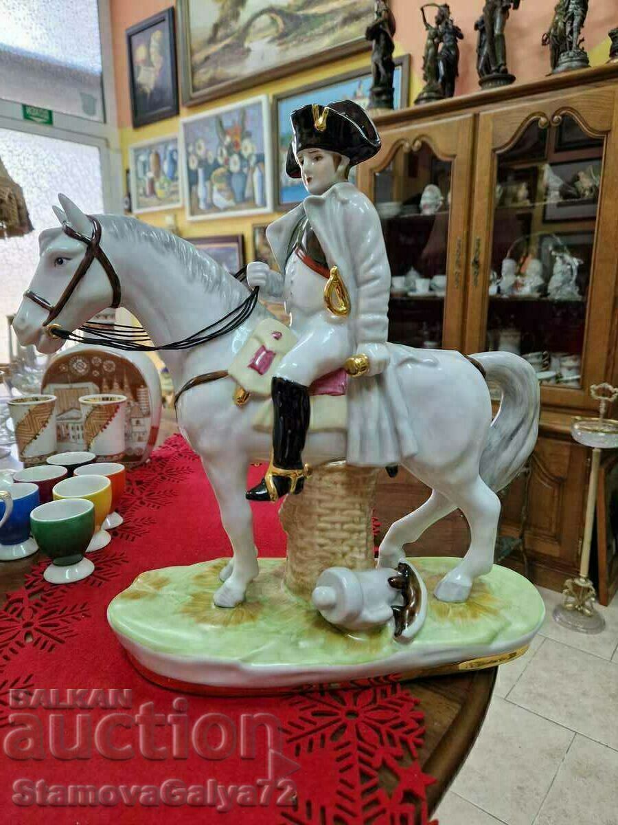 O figură antică rară de porțelan mare O figură antică rară de porțelan mare