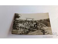 Снимка Мъже и жени на дървено мостче над река