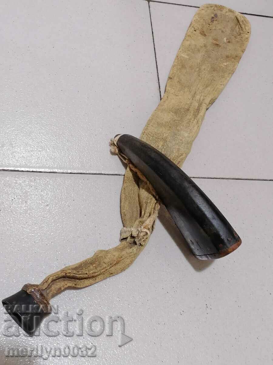 Antique horned horn and leather powder case for a rifle, Pishtov with price 136.00 BGN | € 69.54