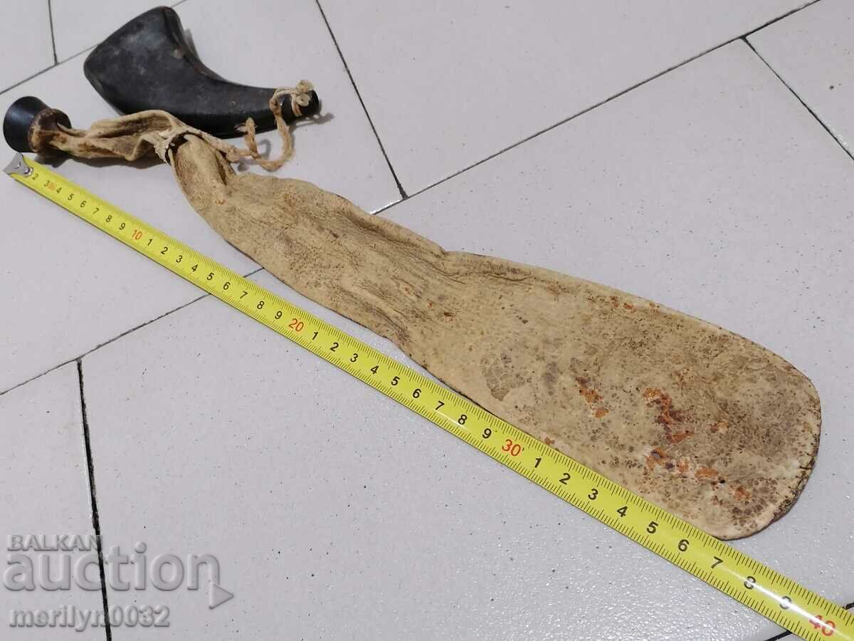 Delivery of Antique horned horn and leather powder case for a rifle, Pishtov