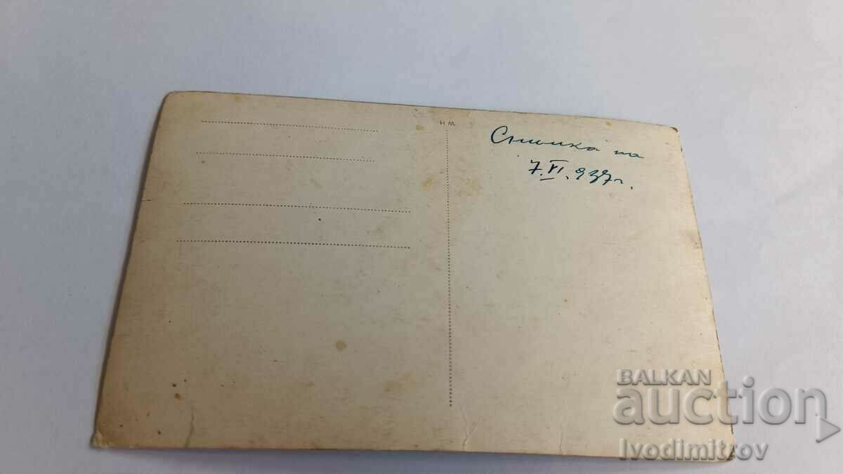 Φωτογραφία Άνδρες μπροστά από ένα νεόκτιστο σχολικό κτίριο 1937 με τιμή 3.45 BGN | € 1.76 Φωτογραφία Άνδρες μπροστά από ένα νεόκτιστο σχολικό κτίριο 1937 με τιμή 3.45 BGN | € 1.76