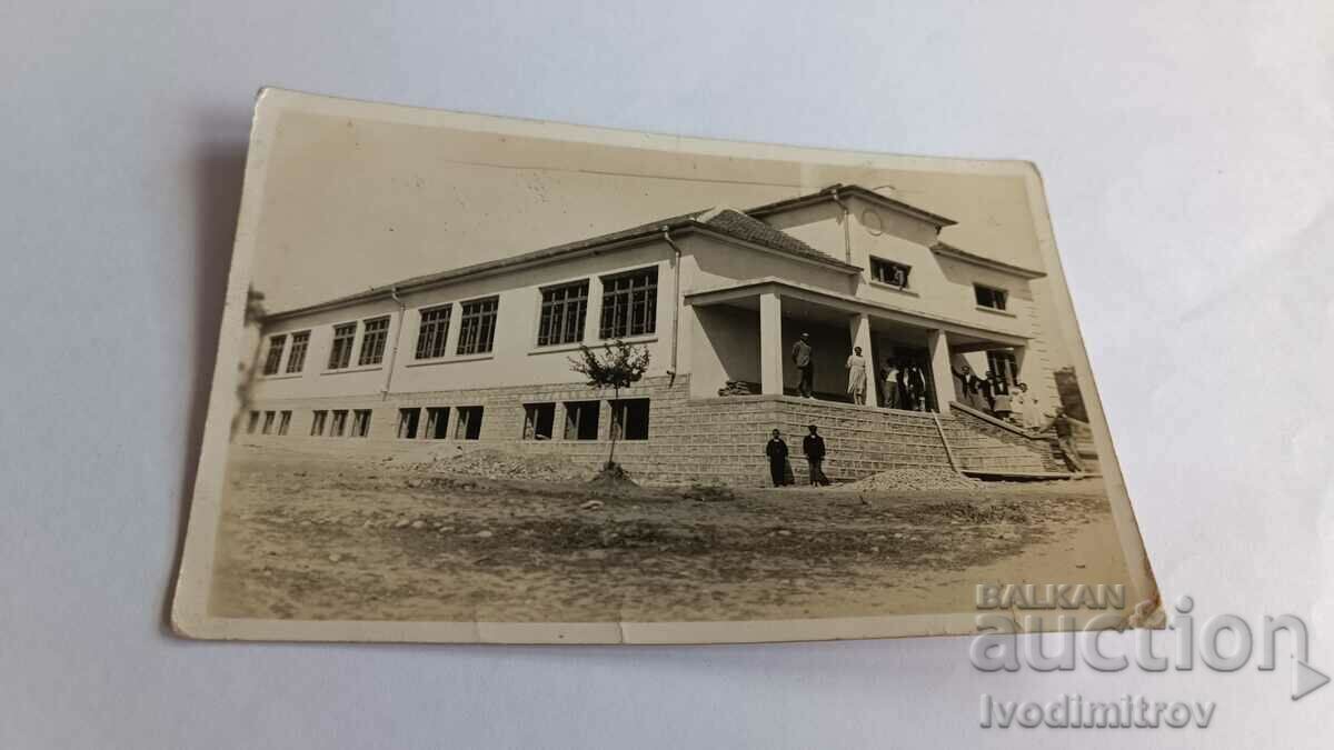 Photo Men in front of a newly built school building 1937
