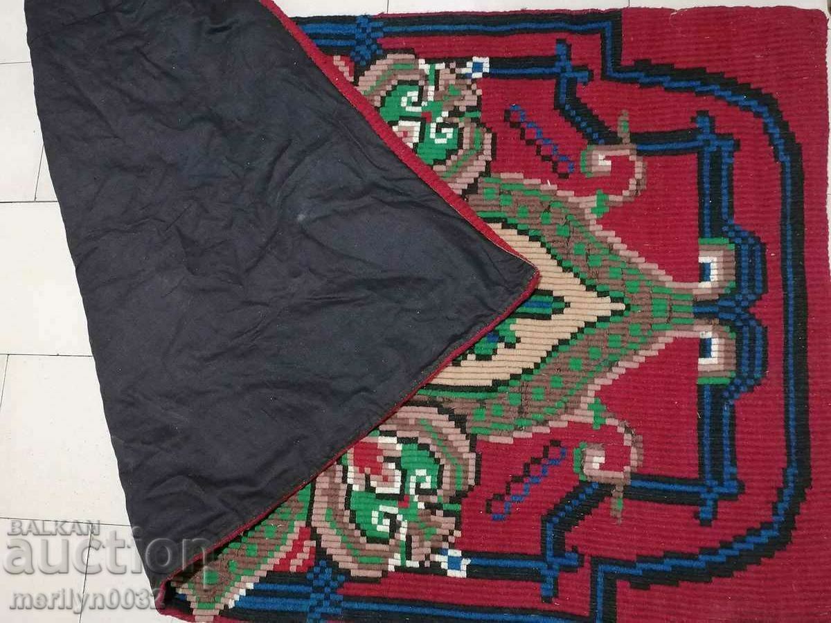 Delivery of Old handwoven woolen wall carpet, carpet rug Delivery of Old handwoven woolen wall carpet, carpet rug