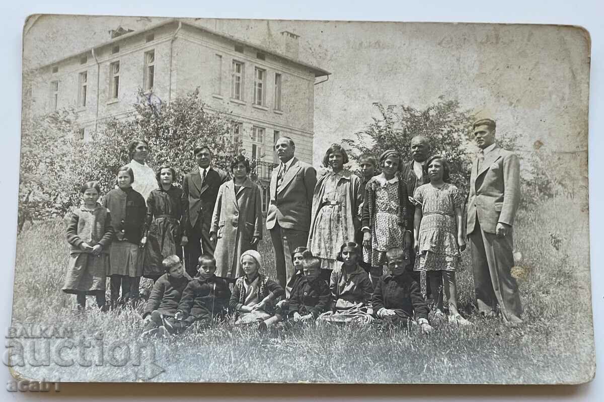 Fotografie în fața Școlii anilor 30