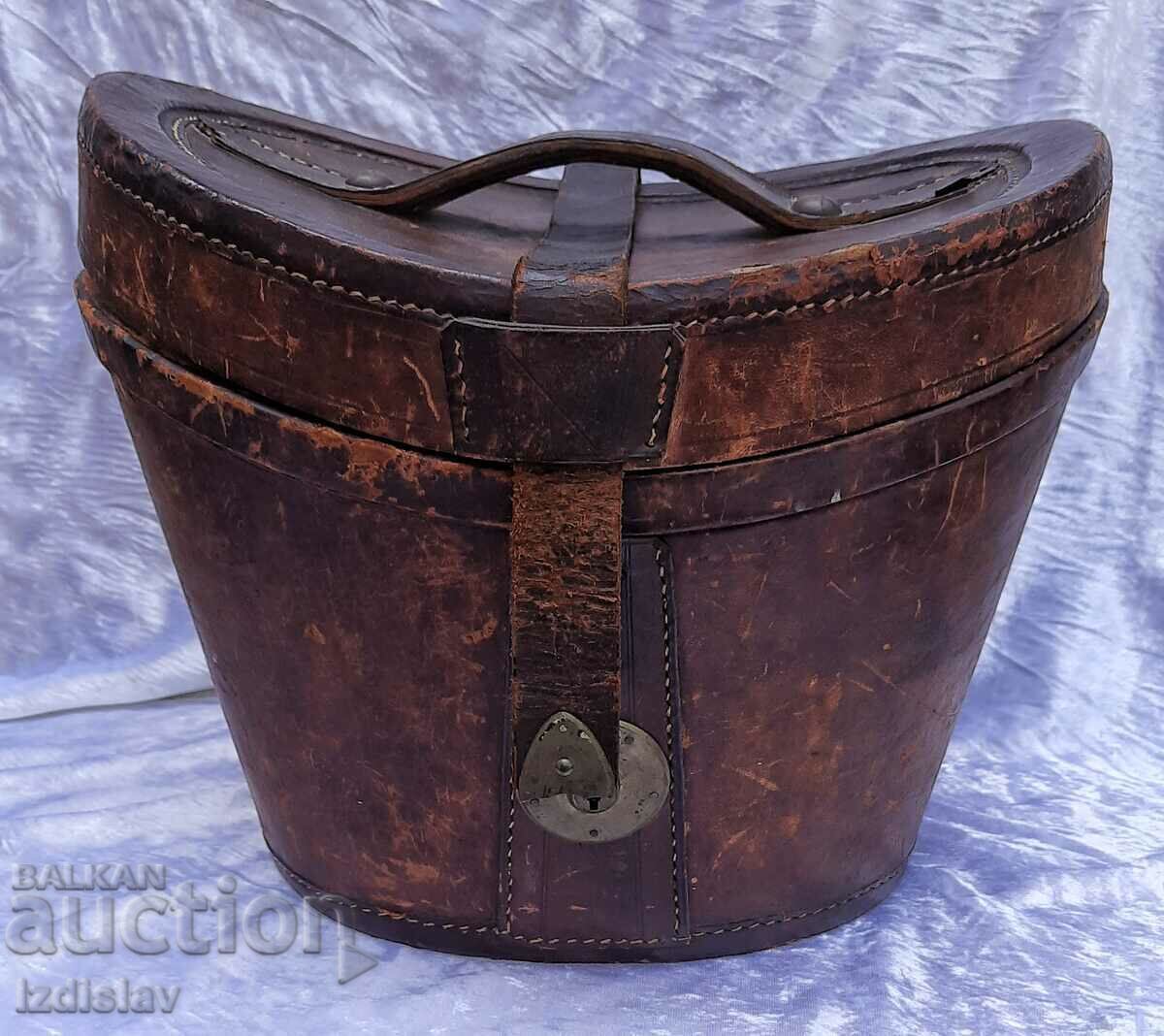 Joshua Turner Black Beaver top hat in leather case with price 2200.00 BGN | € 1124.84 Joshua Turner Black Beaver top hat in leather case with price 2200.00 BGN | € 1124.84