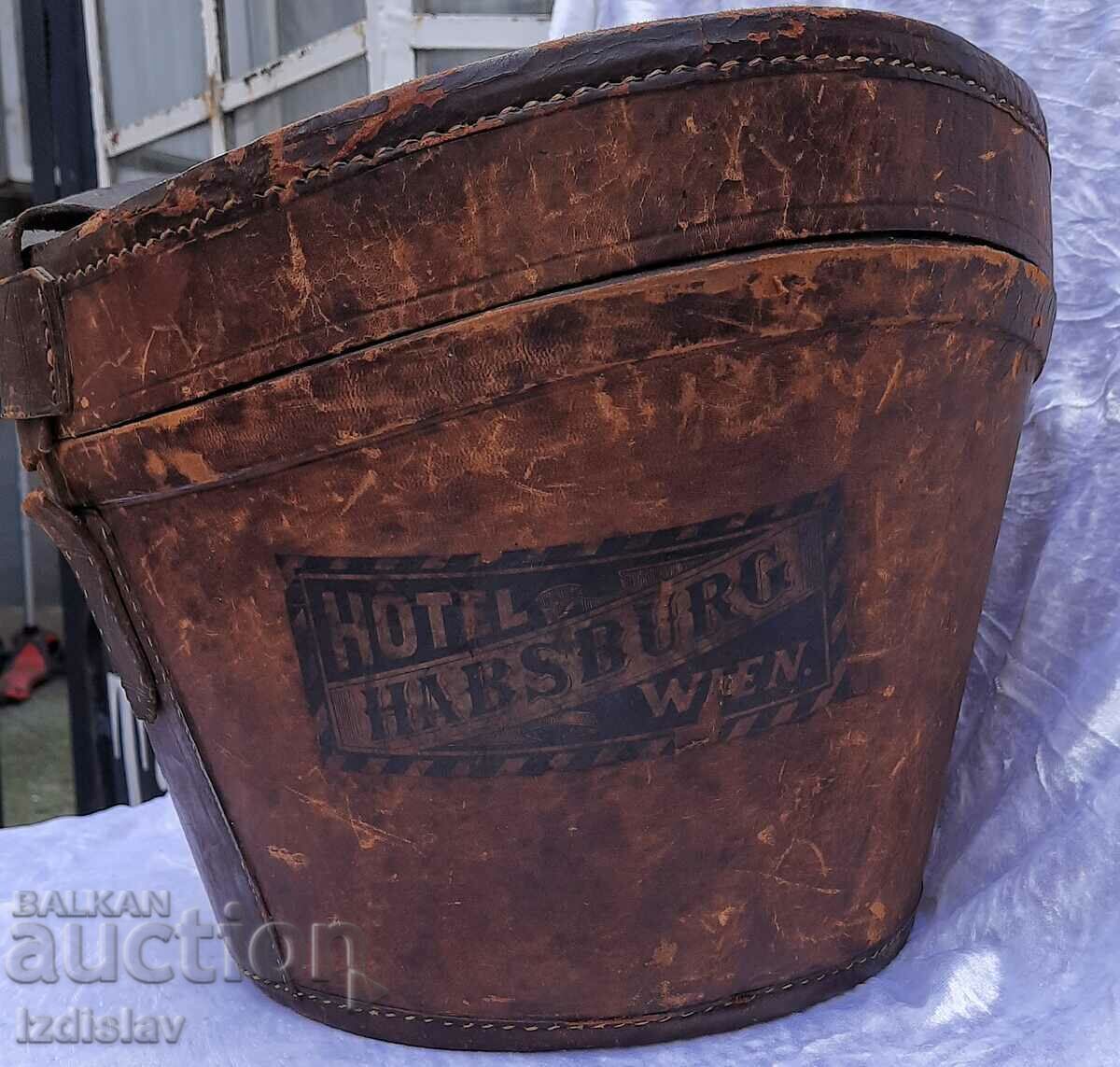 Auction Joshua Turner Black Beaver top hat in leather case Auction Joshua Turner Black Beaver top hat in leather case