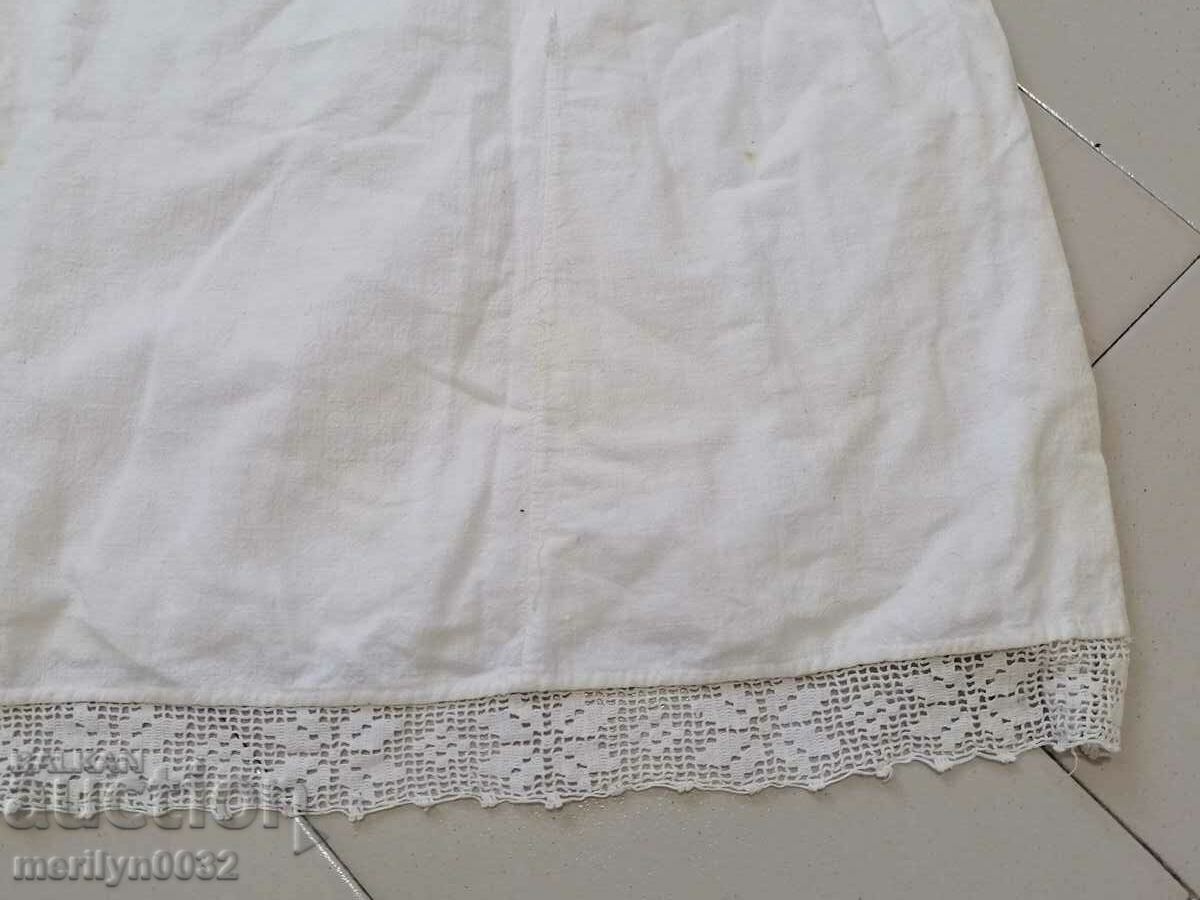 Аукцион Стара женска риза с ръчна бродерия дантела чеиз носия сукман Аукцион Стара женска риза с ръчна бродерия дантела чеиз носия сукман