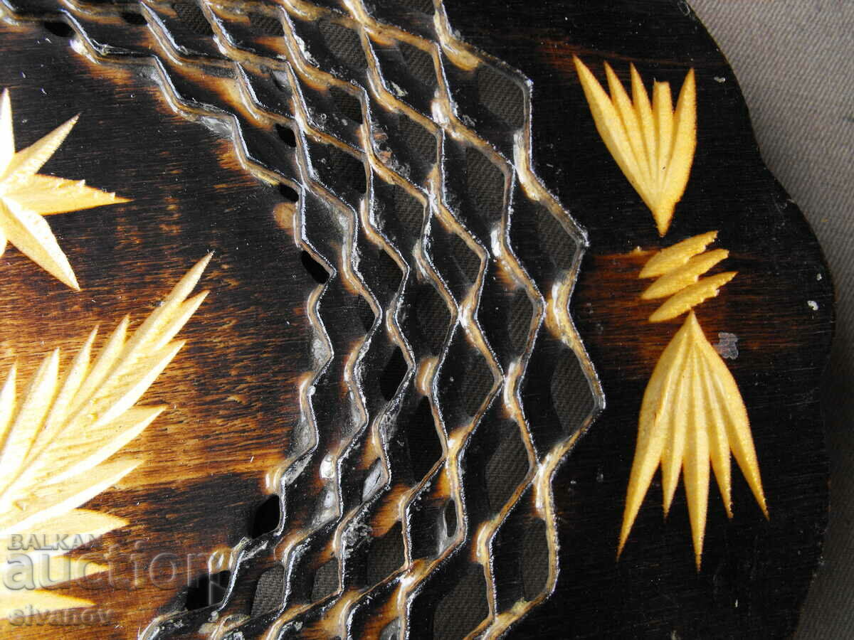 Auction  Interesting wooden paneer tray #0641