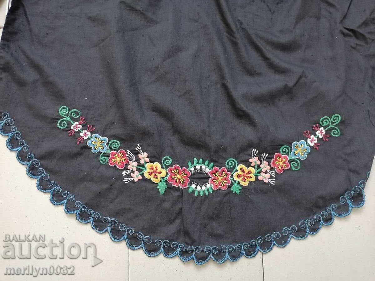 Старо ръчно тъкана престилка с бродерия, носия - 5 Старо ръчно тъкана престилка с бродерия, носия - 5