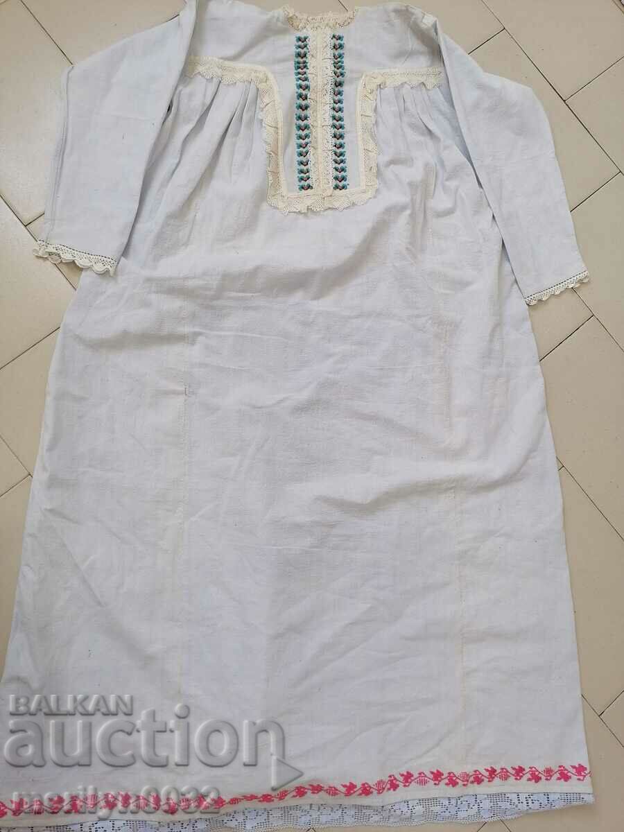Old women's shirt with hand embroidery lace chaise costume sukman