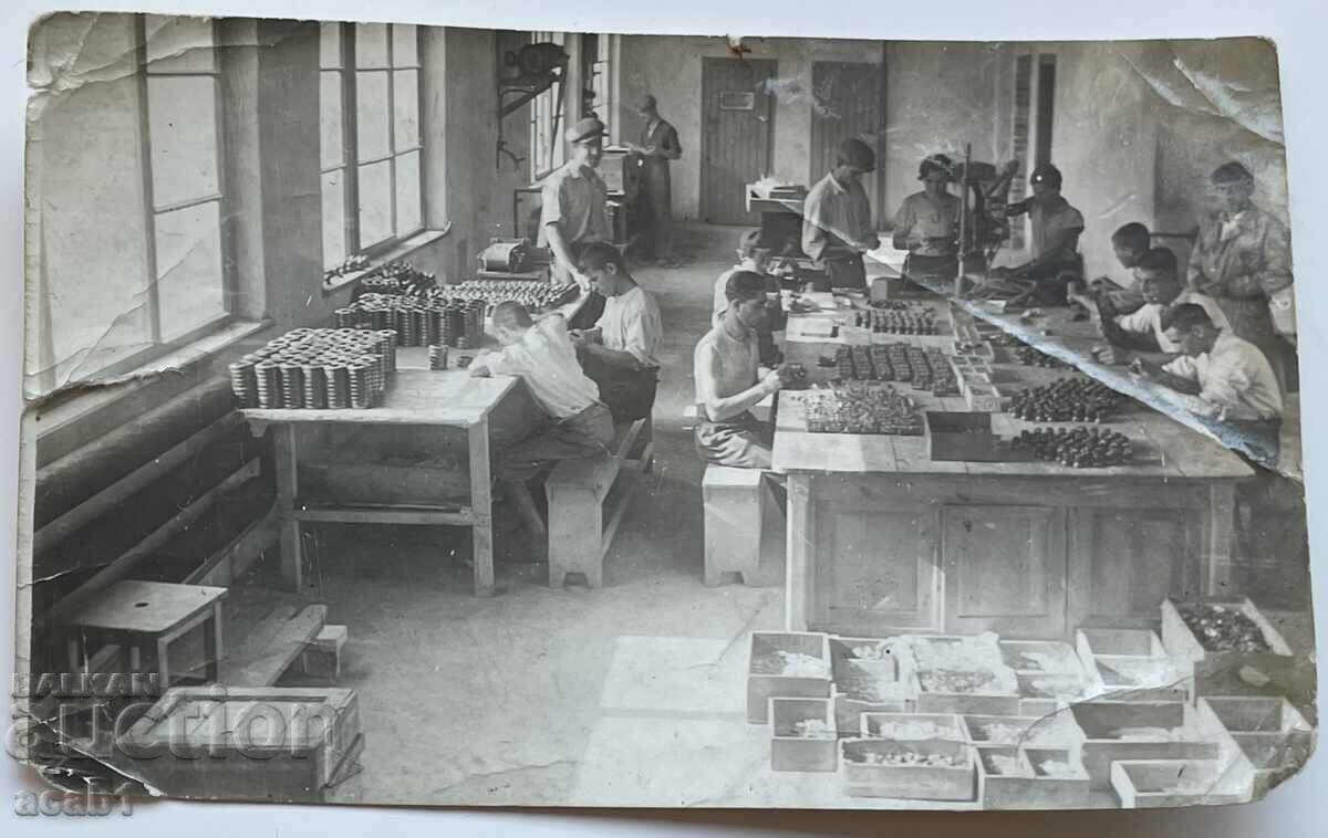 Εργαστήριο παραγωγής τη δεκαετία του 1940. με τιμή 9.99 BGN | € 5.11 Εργαστήριο παραγωγής τη δεκαετία του 1940. με τιμή 9.99 BGN | € 5.11
