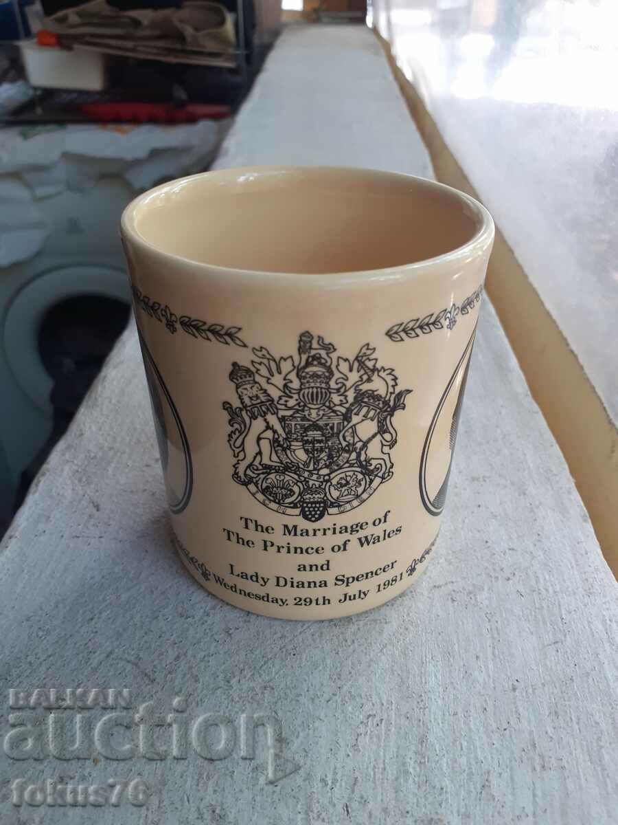 Cana de colecție din porțelan englezesc Charles și Diana cu preț 49.00 BGN | € 25.05 Cana de colecție din porțelan englezesc Charles și Diana cu preț 49.00 BGN | € 25.05