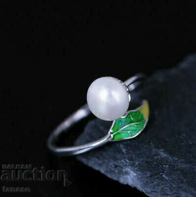 Ladies ring with pearl and leaf