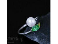 Ladies ring with pearl and leaf