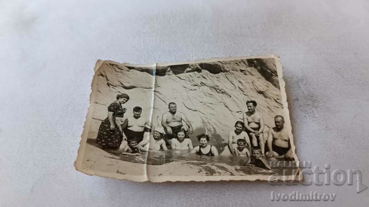 Φωτογραφία Άνδρες γυναίκες και παιδιά στην παραλία