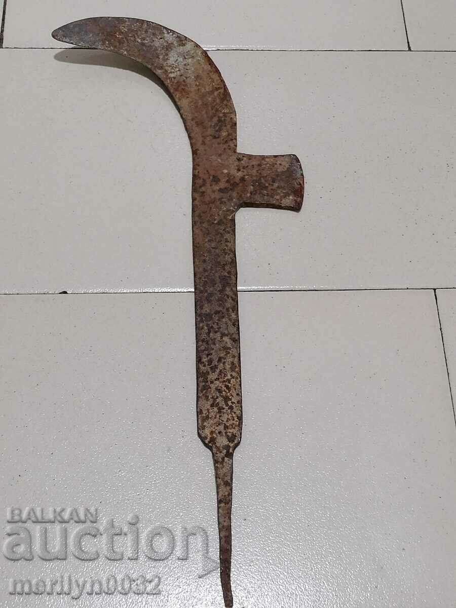 Auction An old tool, an instrument, a hand forged cutter, a chopper, a machete Auction An old tool, an instrument, a hand forged cutter, a chopper, a machete