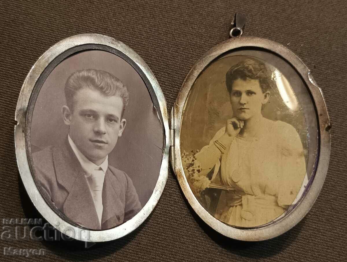 Auction Beautiful, old silver-plated pendant. Auction Beautiful, old silver-plated pendant.