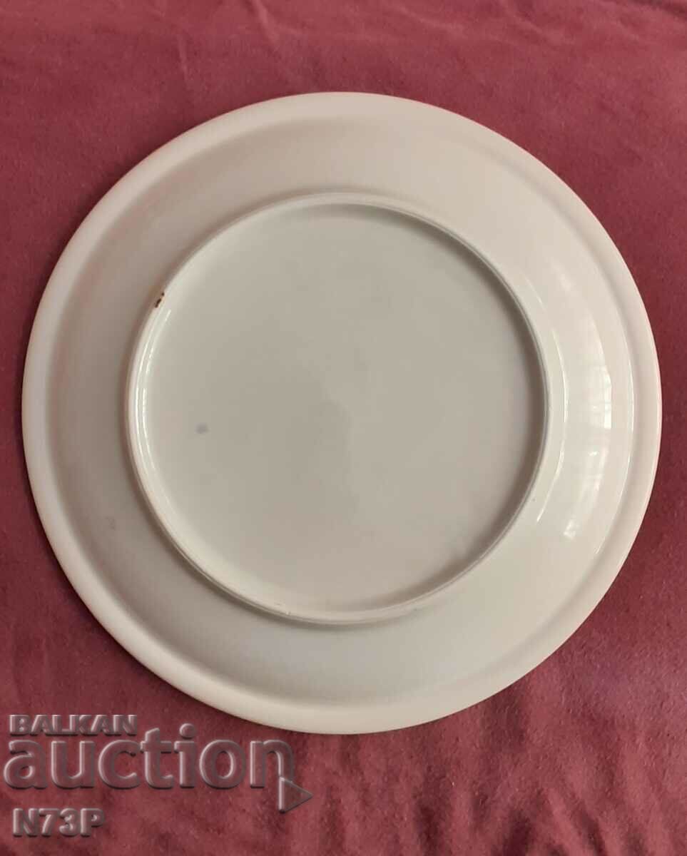 Delivery of OLD PORCELAIN PLATE. COLLECTION. ROSES. Delivery of OLD PORCELAIN PLATE. COLLECTION. ROSES.