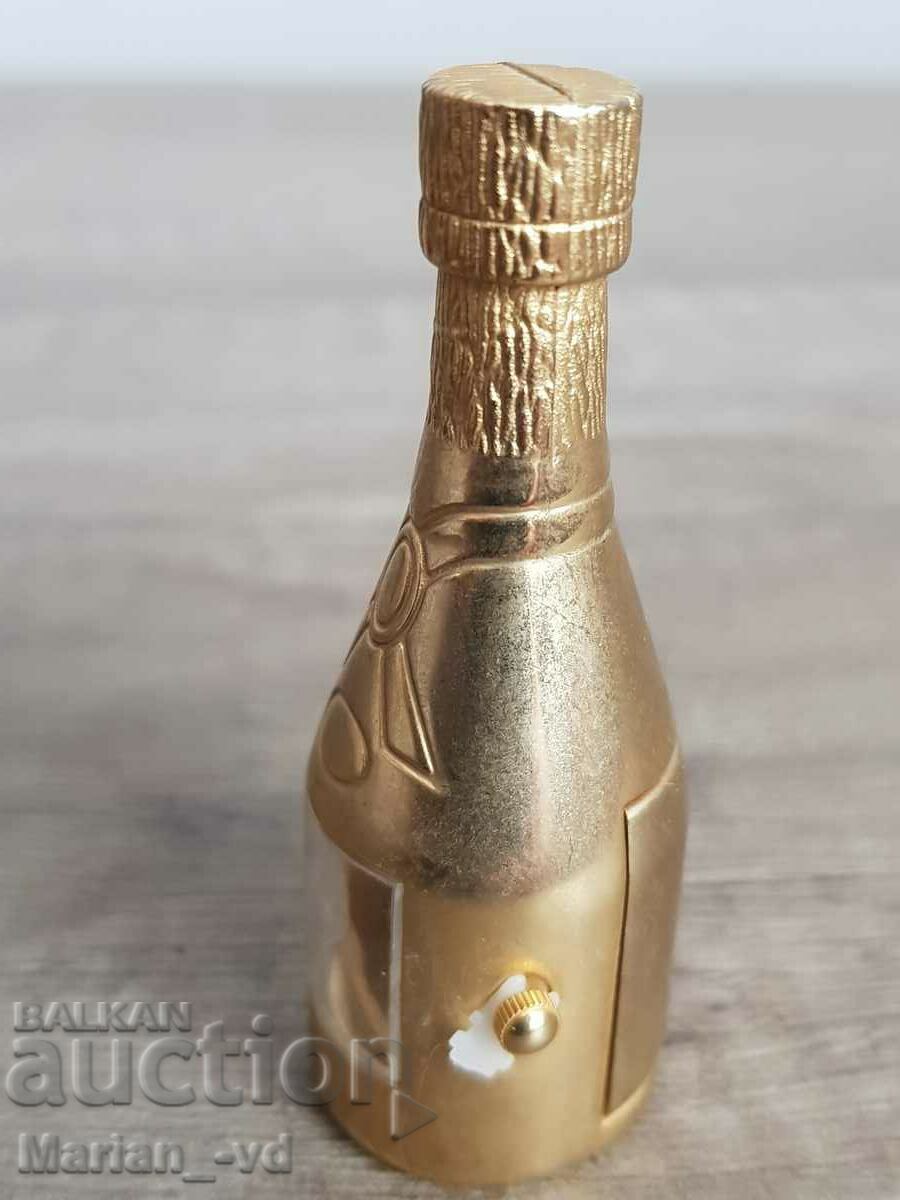 Delivery of LE TEMPS miniature quartz clock Delivery of LE TEMPS miniature quartz clock