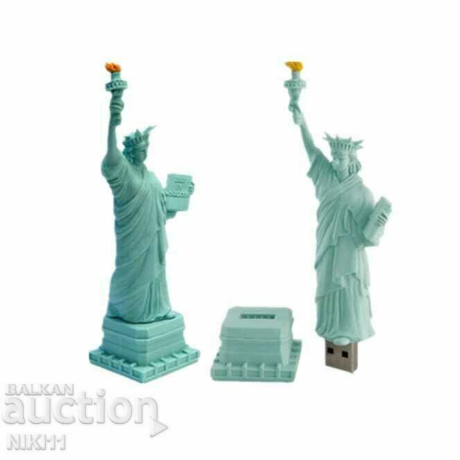 Bottle 32 gb. Statue of Liberty America Freedom New York