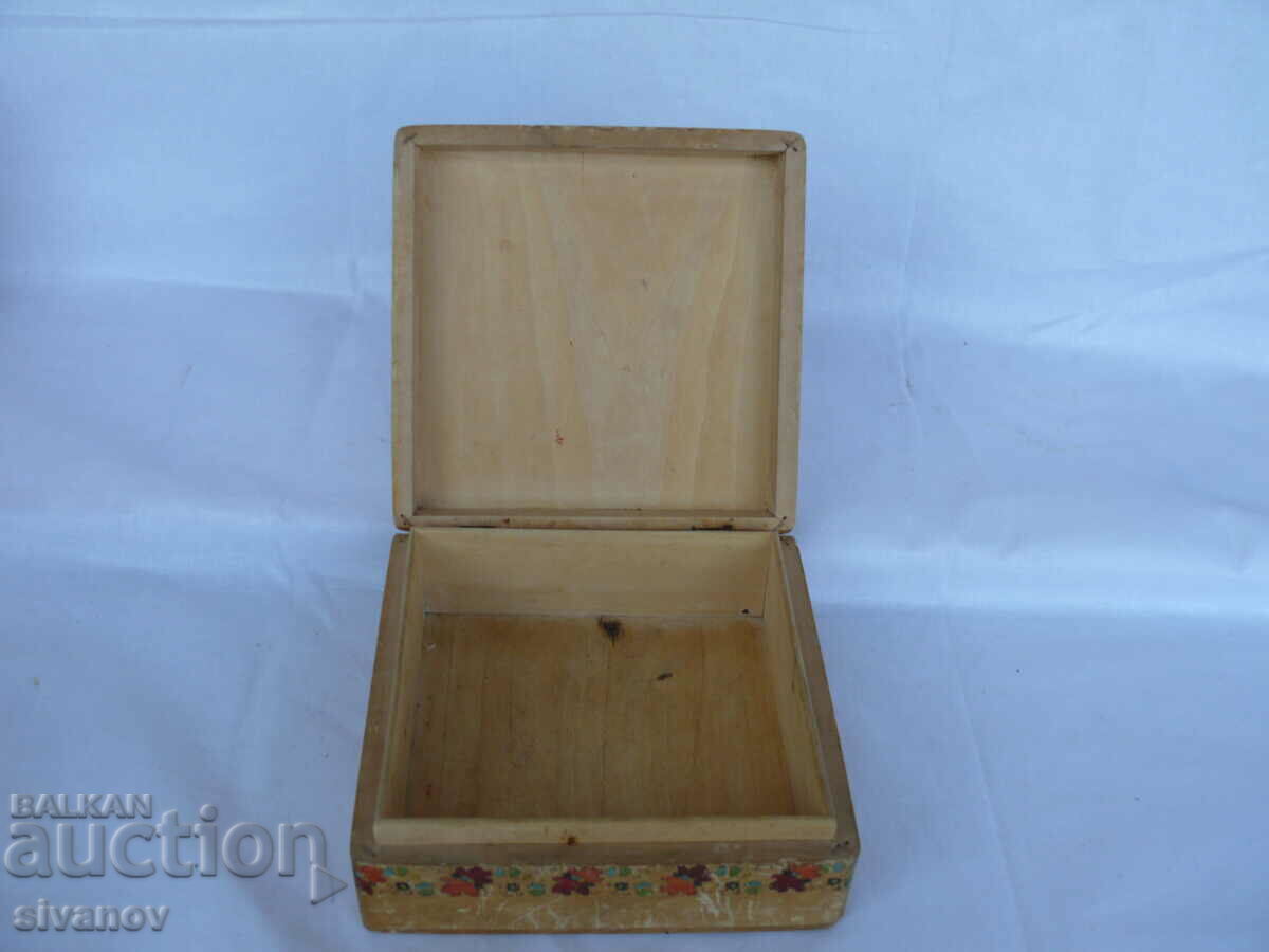 Auction  Old interesting wooden box #1418