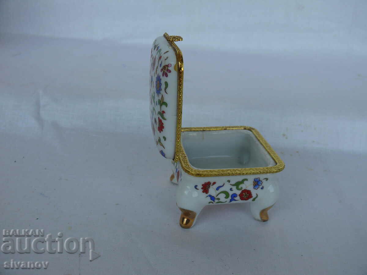 Auction Old Interesting Small Porcelain Box #1420 Auction Old Interesting Small Porcelain Box #1420