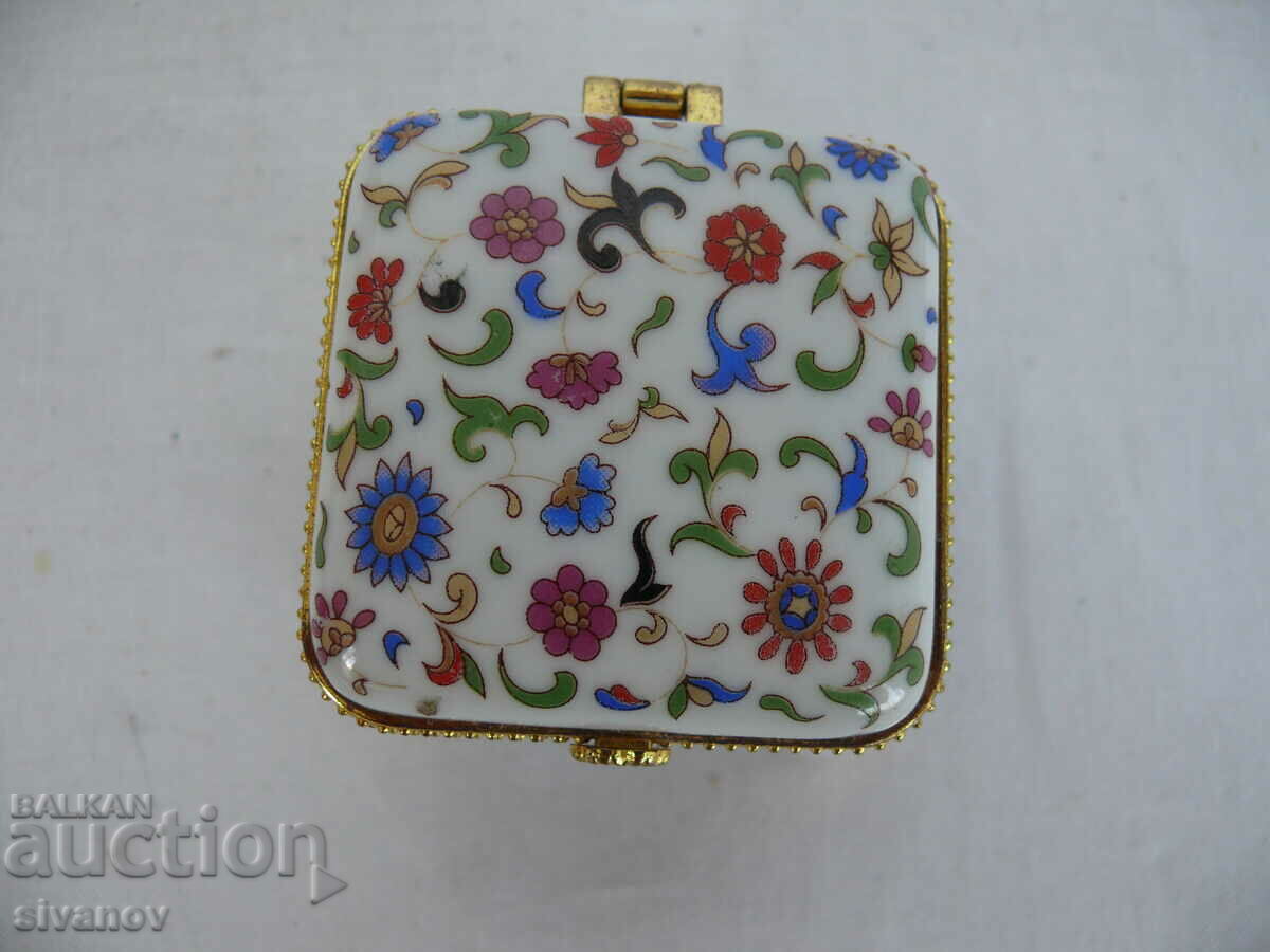 Delivery of Old Interesting Small Porcelain Box #1420 Delivery of Old Interesting Small Porcelain Box #1420