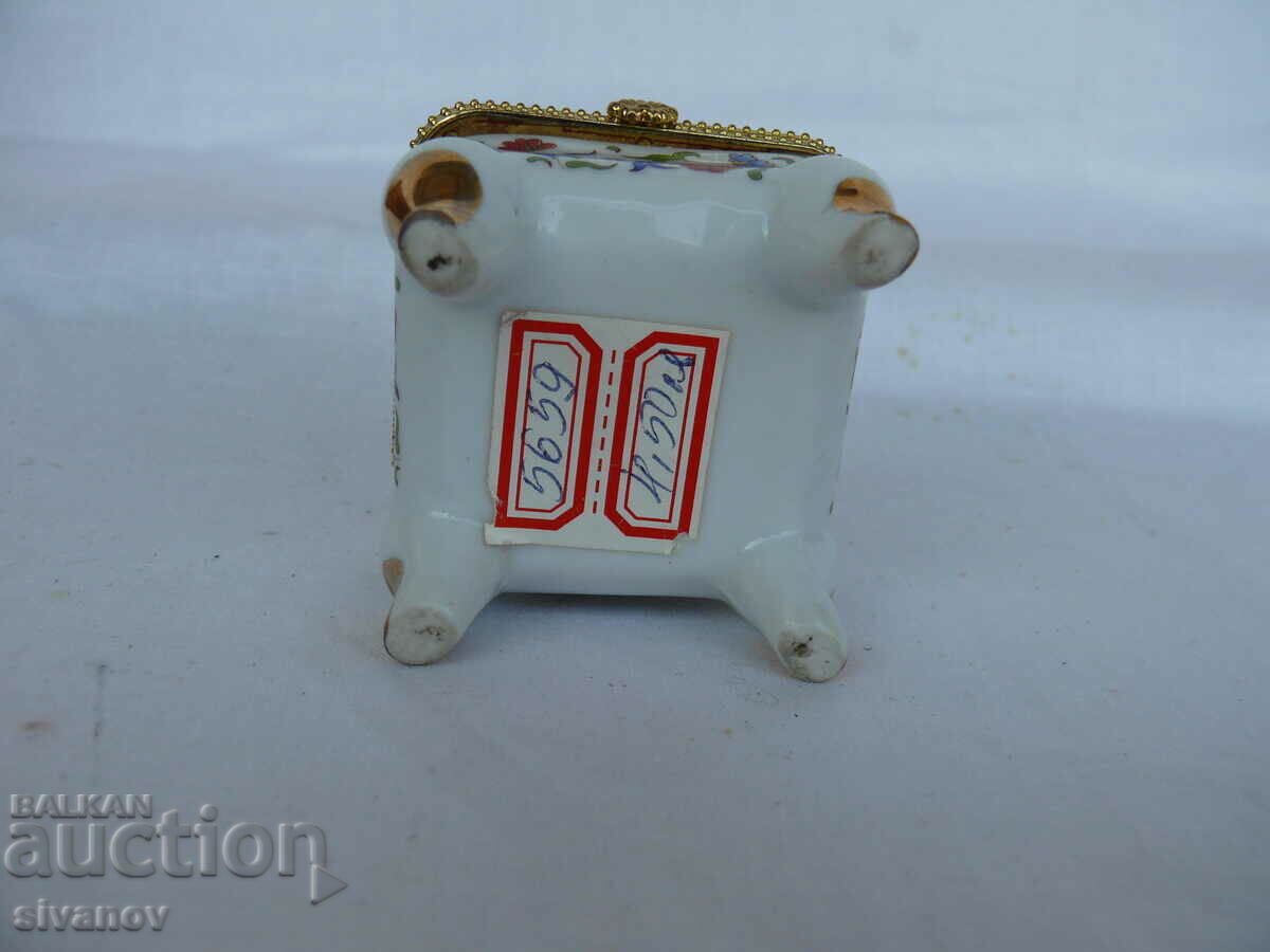 Old Interesting Small Porcelain Box #1420 - 5 Old Interesting Small Porcelain Box #1420 - 5