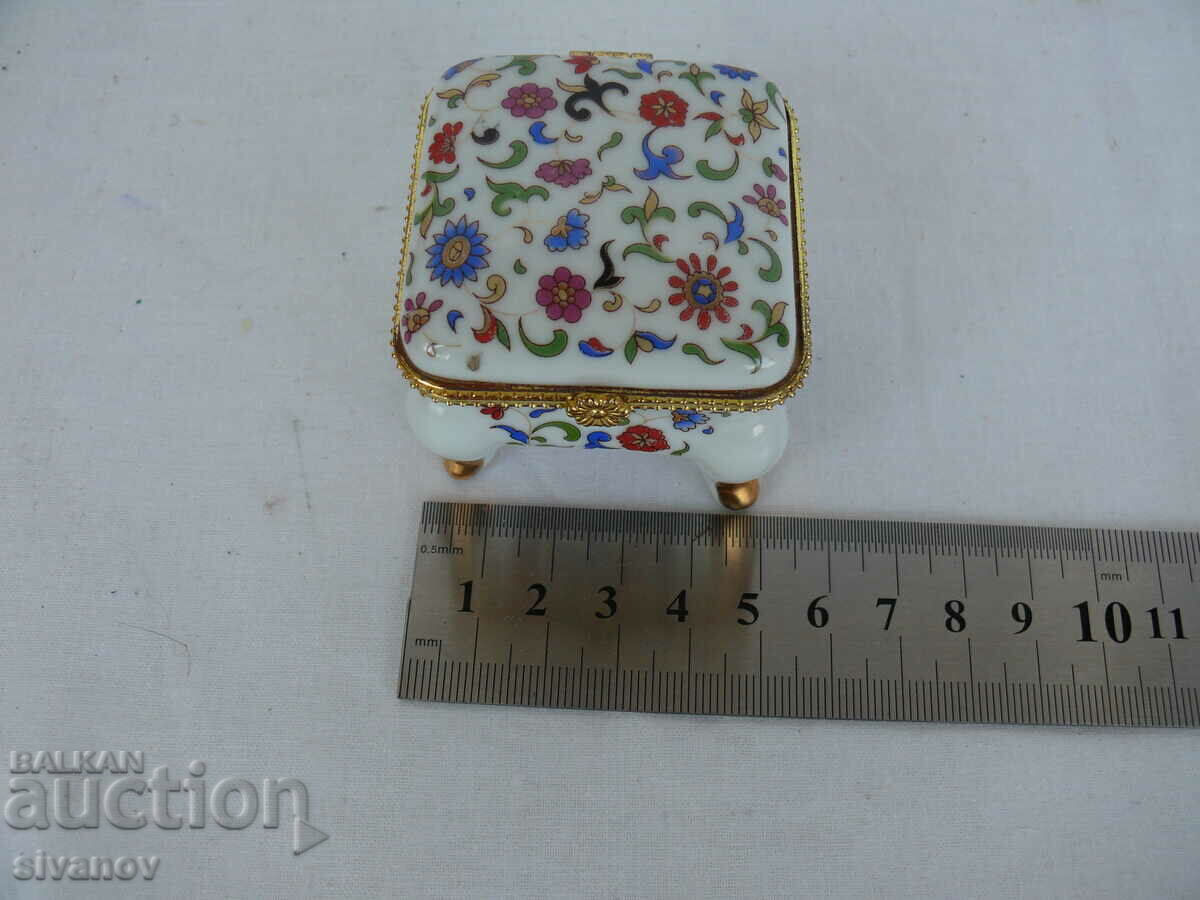 Old Interesting Small Porcelain Box #1420 - 6 Old Interesting Small Porcelain Box #1420 - 6