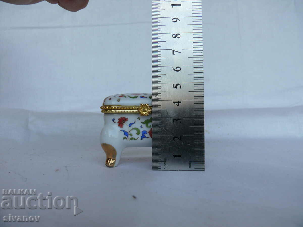 Old Interesting Small Porcelain Box #1420 - 7 Old Interesting Small Porcelain Box #1420 - 7