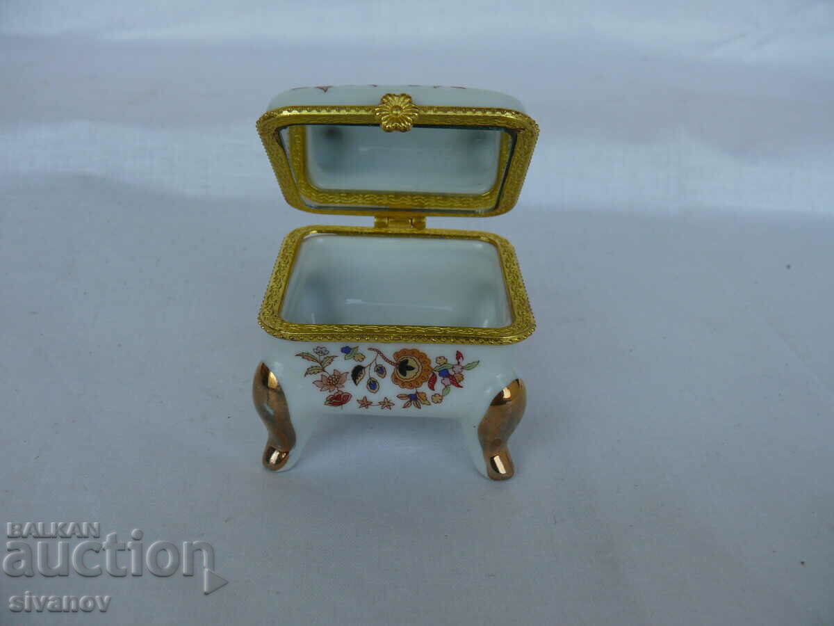 Auction Old Interesting Small Porcelain Box #1421 Auction Old Interesting Small Porcelain Box #1421
