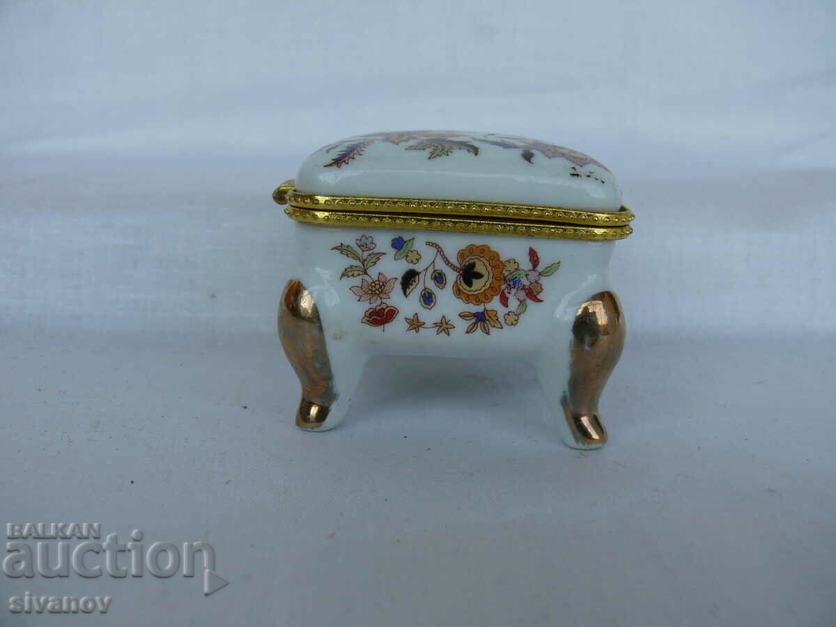 Delivery of Old Interesting Small Porcelain Box #1421 Delivery of Old Interesting Small Porcelain Box #1421