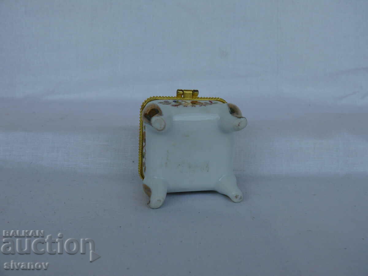 Old Interesting Small Porcelain Box #1421 - 5 Old Interesting Small Porcelain Box #1421 - 5