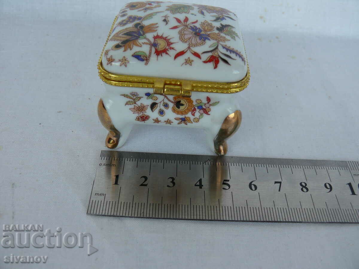 Old Interesting Small Porcelain Box #1421 - 6 Old Interesting Small Porcelain Box #1421 - 6