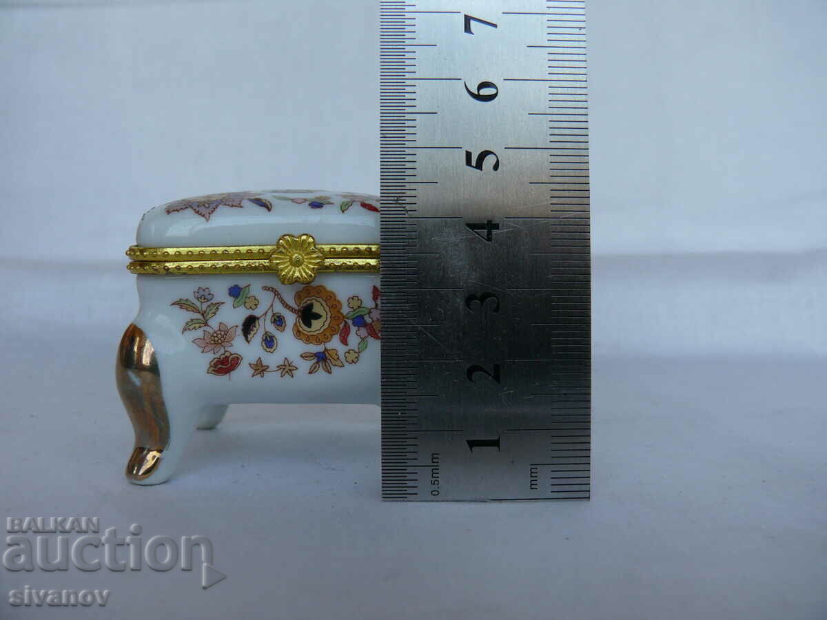 Old Interesting Small Porcelain Box #1421 - 7 Old Interesting Small Porcelain Box #1421 - 7