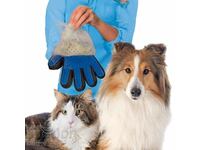 Glove for combing and shedding hair for cats and dogs