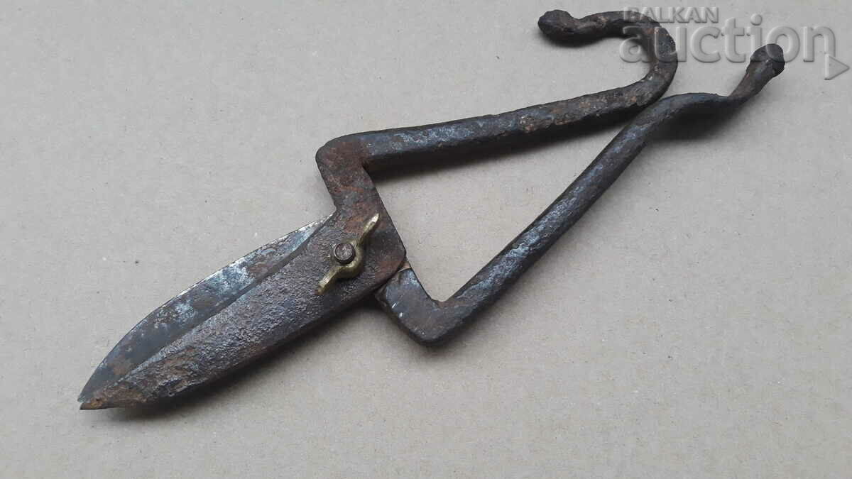 antique small goldsmith's scissors from Kuyumji with price 41.00 BGN | € 20.96 antique small goldsmith's scissors from Kuyumji with price 41.00 BGN | € 20.96