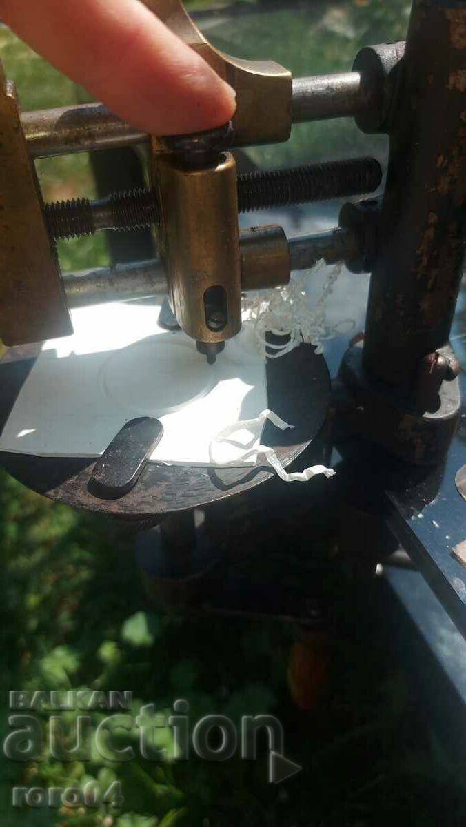 Auction UNIQUE WATCH GLASS CUTTING MACHINE Auction UNIQUE WATCH GLASS CUTTING MACHINE