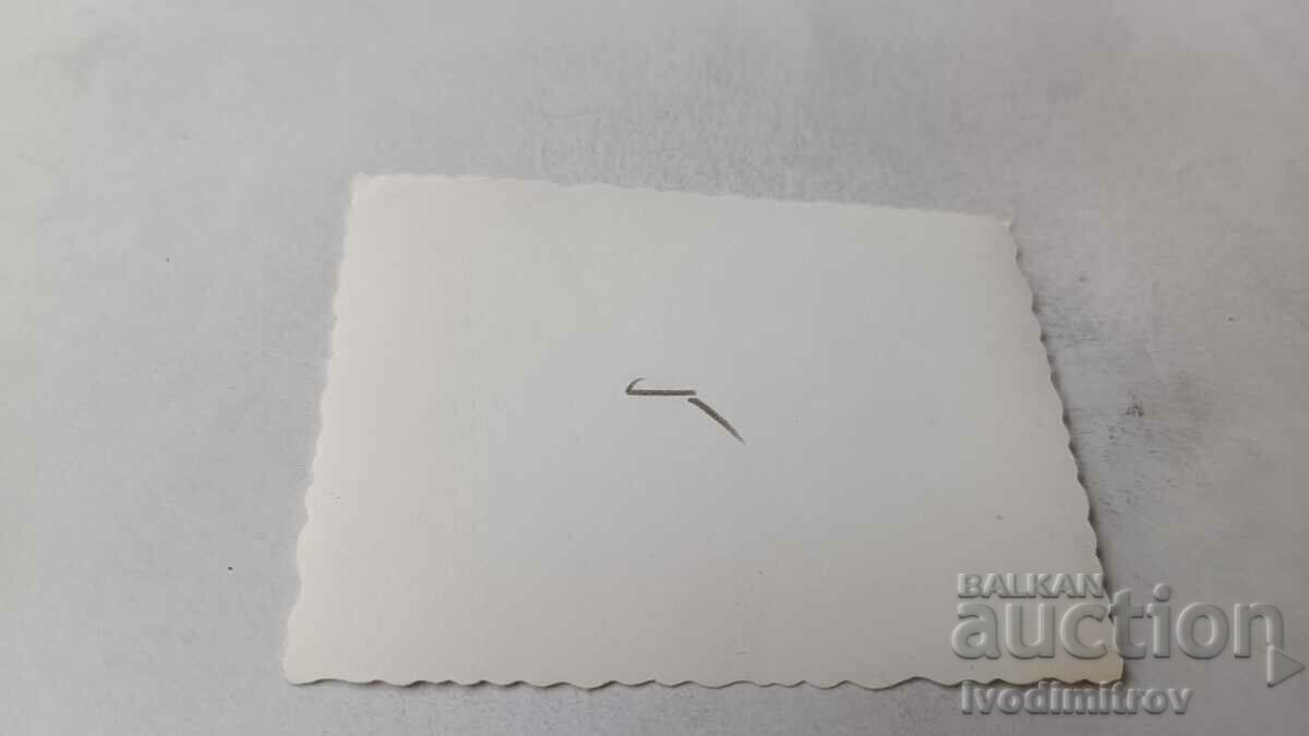 Φωτογραφία Τρία αγόρια μπροστά από μια σειρά από vintage αυτοκίνητα με τιμή 2.35 BGN | € 1.20 Φωτογραφία Τρία αγόρια μπροστά από μια σειρά από vintage αυτοκίνητα με τιμή 2.35 BGN | € 1.20