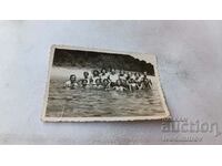 Снимка Жени и деца на брега на морето