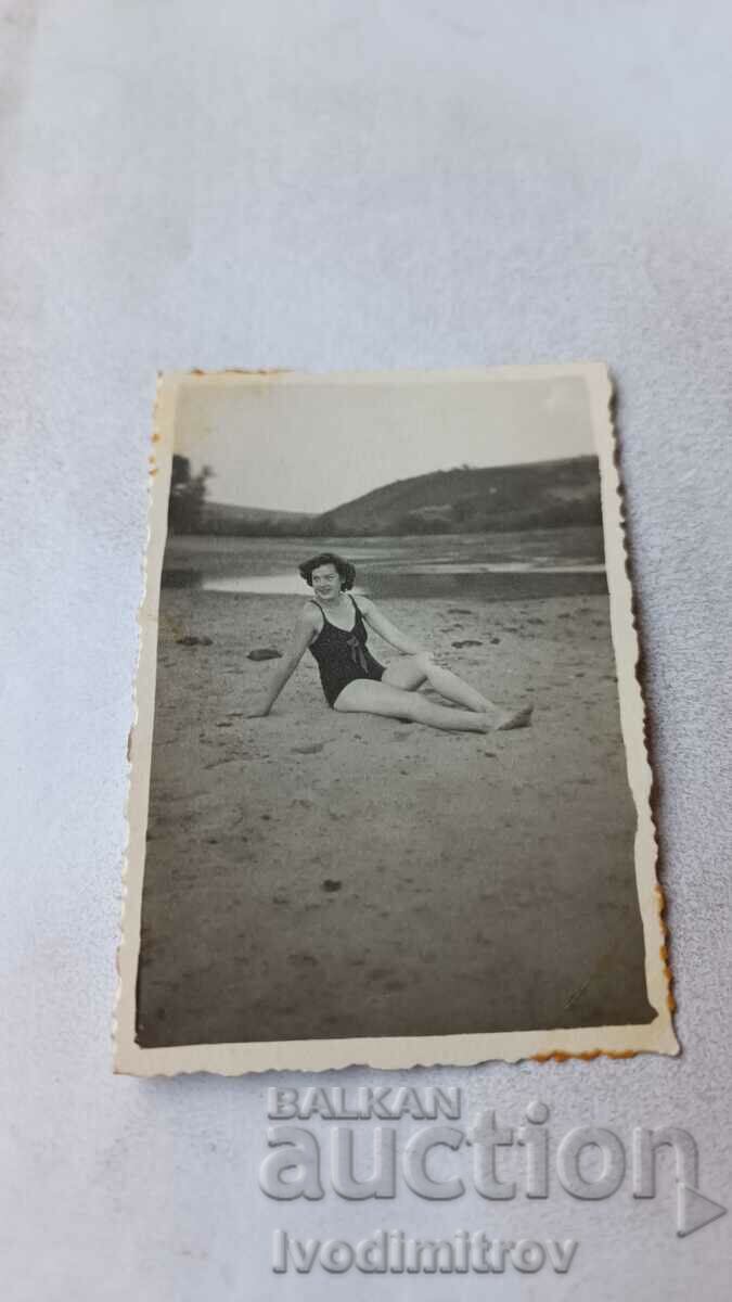 Снимка Ставерци Млада жена с ретро бански покрай реката 1950