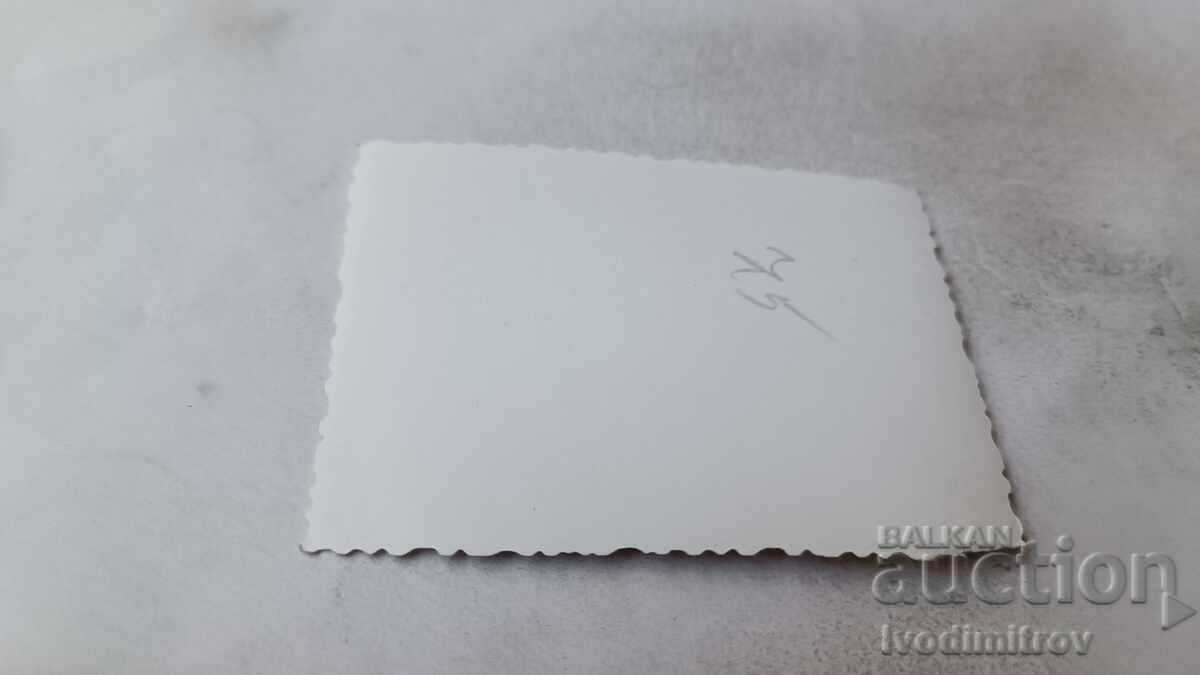 Φωτογραφία Άνδρες και παιδιά στο γρασίδι με τιμή 1.45 BGN | € 0.74 Φωτογραφία Άνδρες και παιδιά στο γρασίδι με τιμή 1.45 BGN | € 0.74