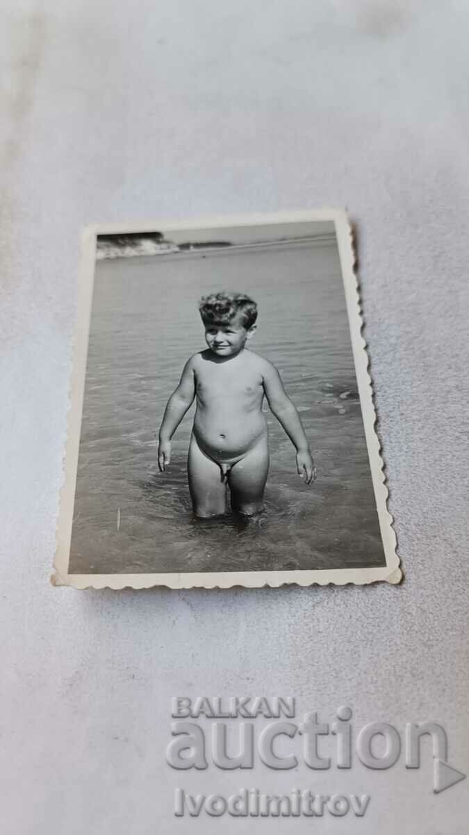 Снимка Малко момченце на брега на морето