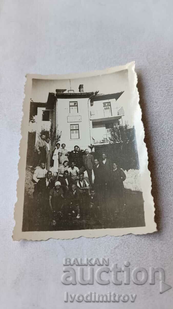 Photo Solu Derwent Men and women in front of a villa 1938