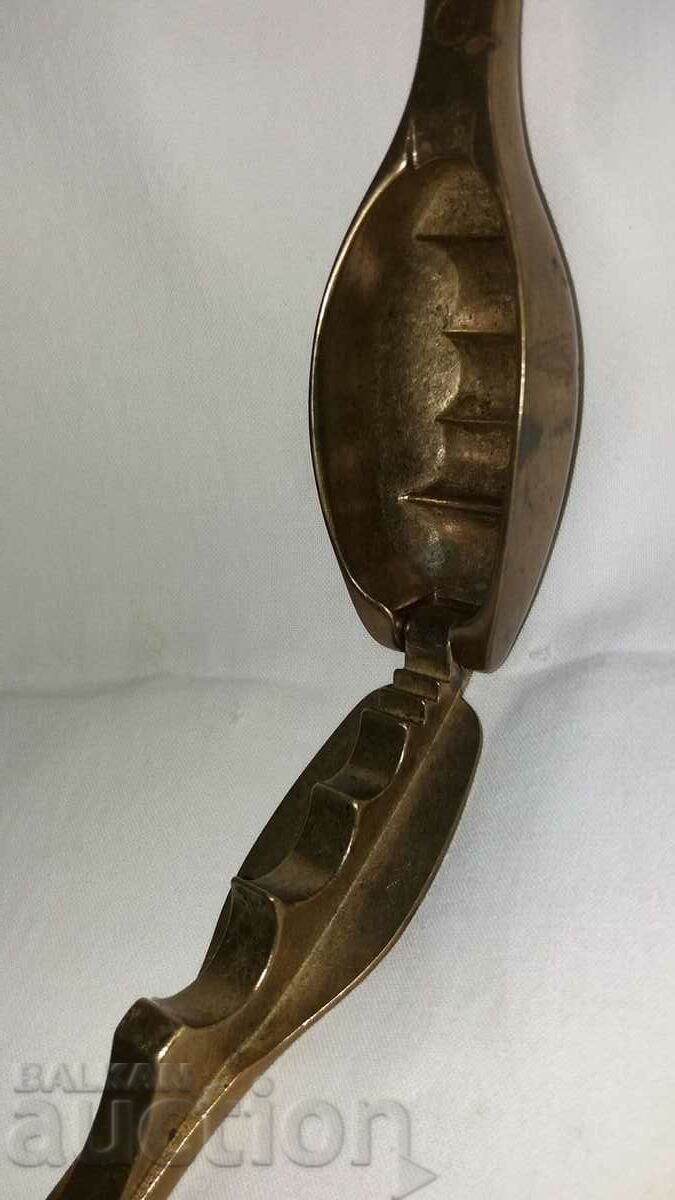 Old bronze nutcracker with price 30.00 BGN | € 15.34 Old bronze nutcracker with price 30.00 BGN | € 15.34