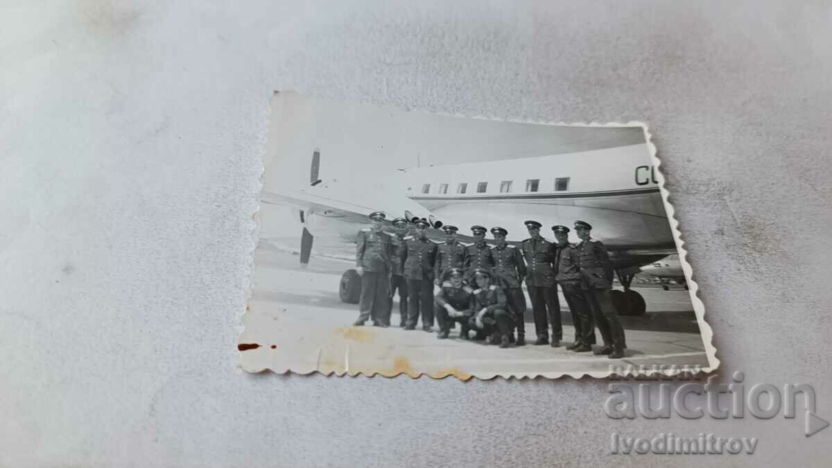 Снимка Офицери пред пътнически самолет на пистата