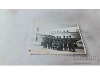 Αξιωματικοί φωτογραφιών μπροστά από επιβατικό αεροπλάνο στον διάδρομο προσγείωσης
