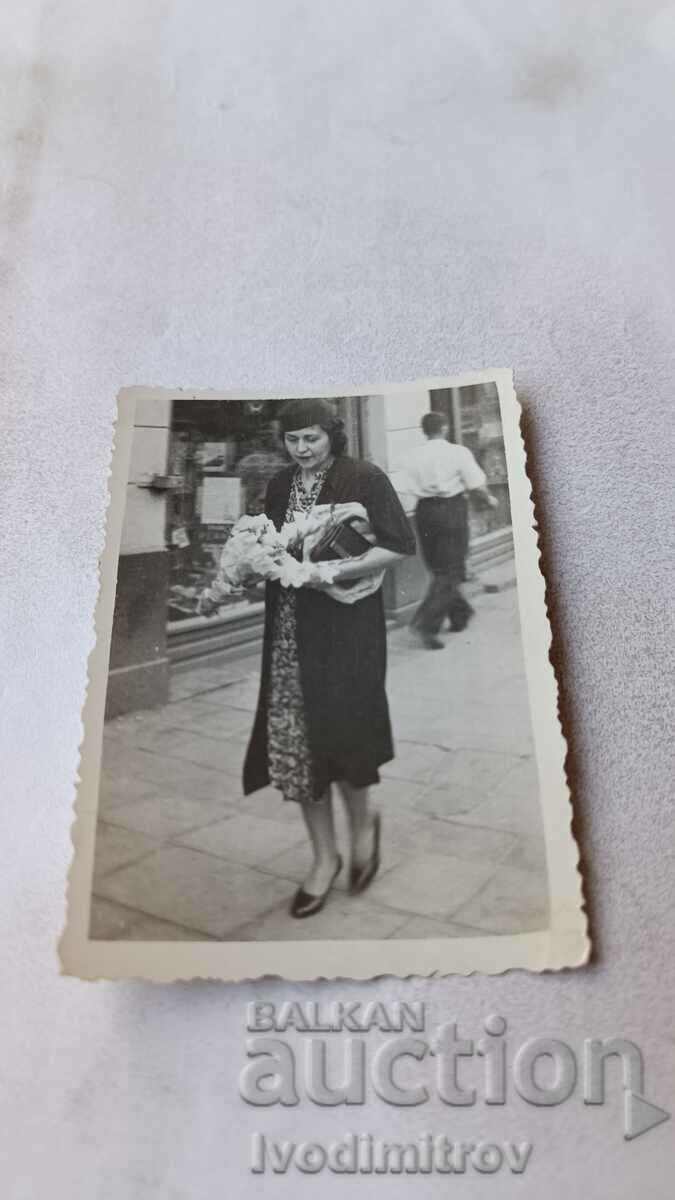 Снимка София Жена на разходка 1939